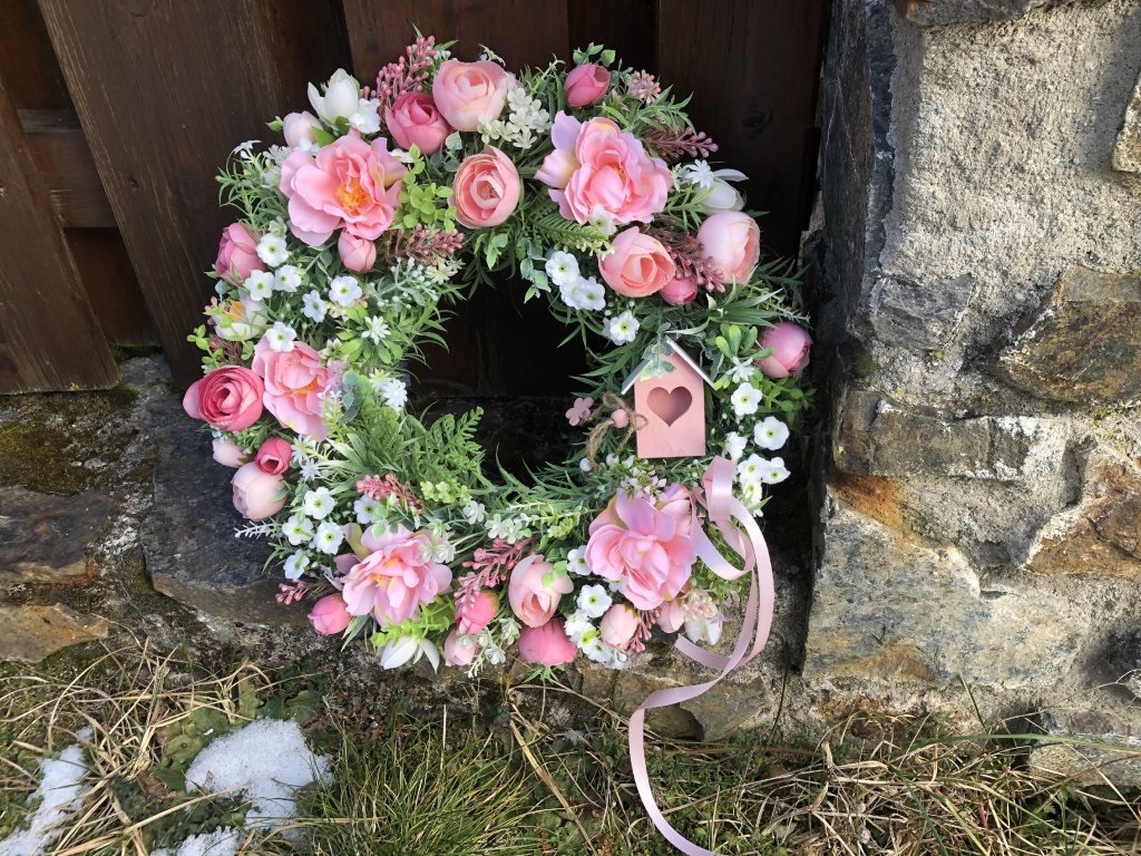 Celoroční věnec na dveře růže